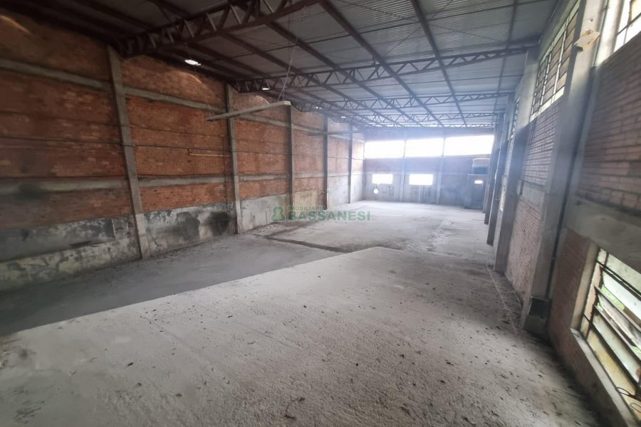 Pavilhão com 873m², no bairro Santa Fé em Caxias do Sul para Alugar