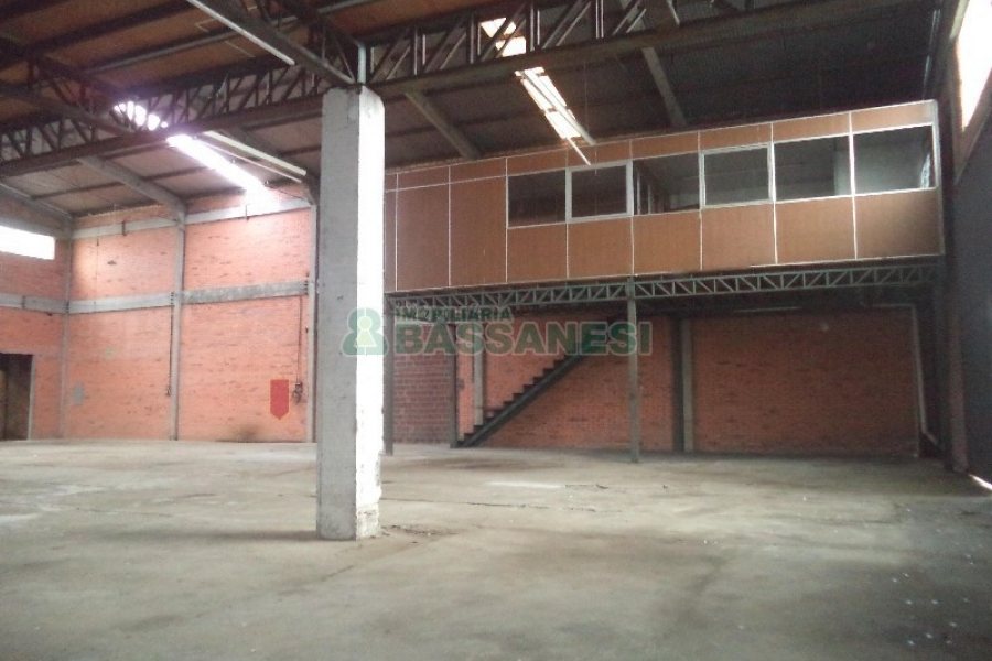 Pavilhão com 873m², no bairro Santa Fé em Caxias do Sul para Alugar