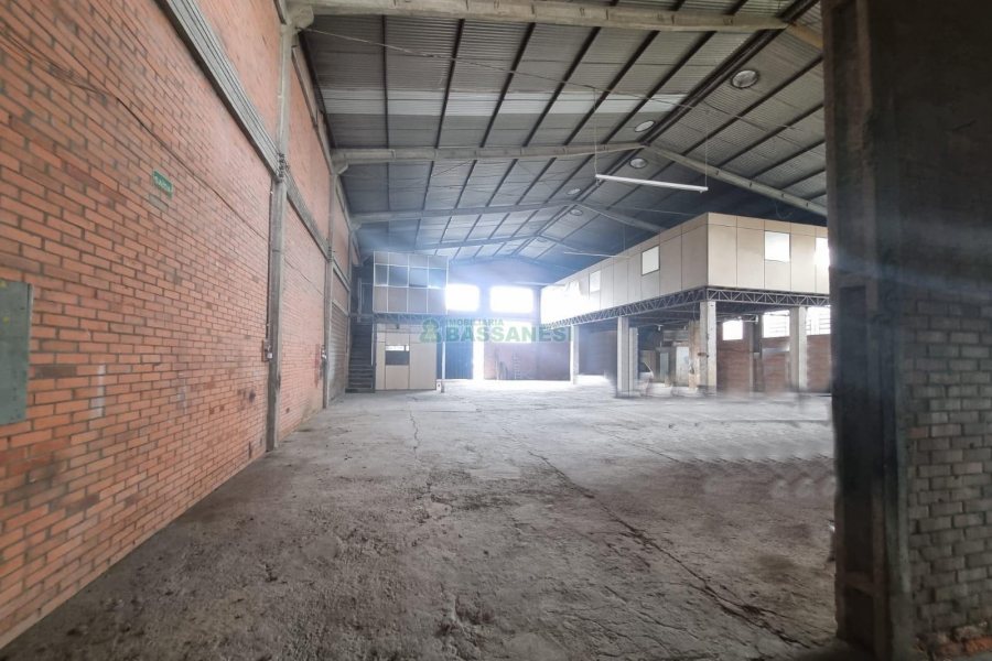 Pavilhão com 873m², no bairro Santa Fé em Caxias do Sul para Alugar