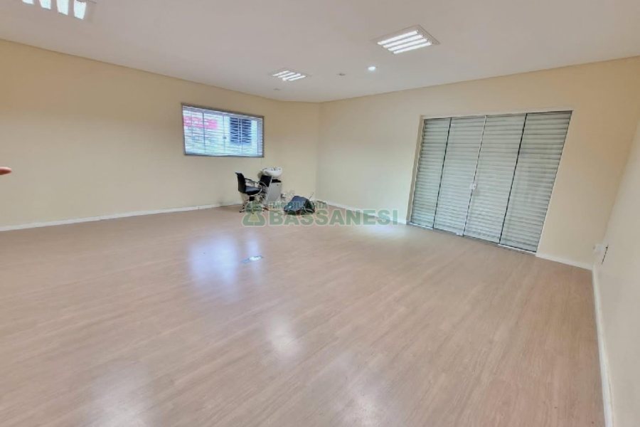 Predio com 400m², 2 vagas, no bairro Santa Catarina em Caxias do Sul para Alugar