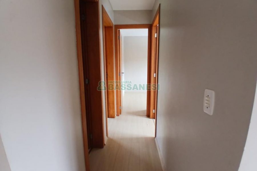 Apartamento com 70m², 3 dormitórios, 2 vagas, no bairro Universitário em Caxias do Sul para Alugar