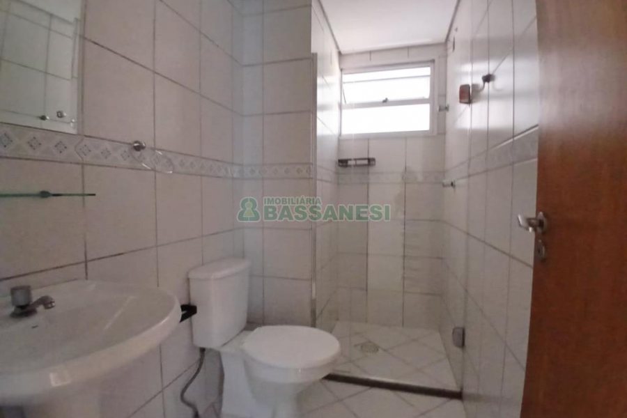 Apartamento com 70m², 3 dormitórios, 2 vagas, no bairro Universitário em Caxias do Sul para Alugar