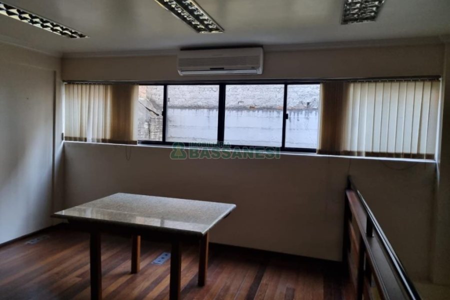 Loja com 198m², 2 vagas, no bairro Centro em Caxias do Sul para Alugar ou Comprar