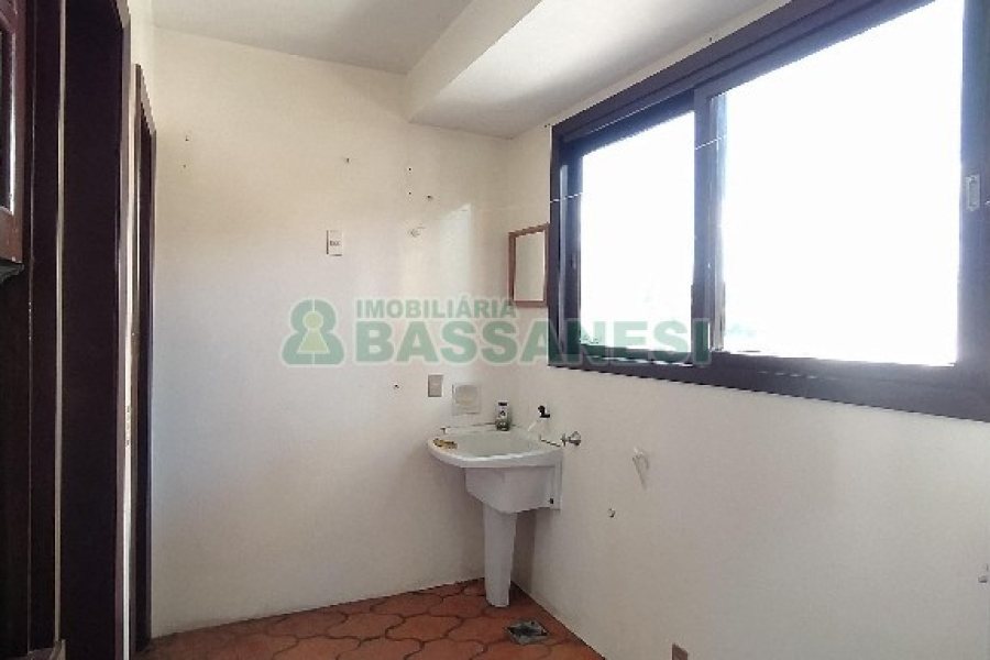 Apartamento com 112m², 3 dormitórios, 2 vagas, no bairro Centro em Caxias do Sul para Comprar