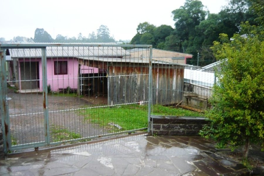 Casa com 50m², 2 dormitórios, 1 vaga, no bairro Cidade Nova em Caxias do Sul para Comprar