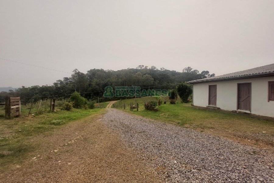 Chácara com 210m², 4 dormitórios, 4 vagas, no bairro 3 Legua em Caxias do Sul para Comprar