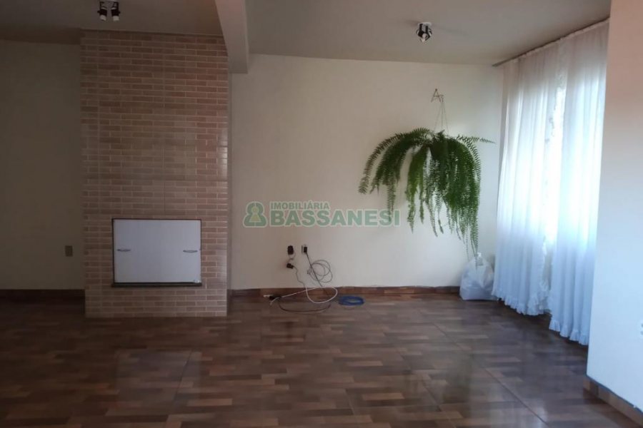 Casa com 412m², 7 dormitórios, 6 vagas, no bairro Jardim das Hortências em Caxias do Sul para Comprar