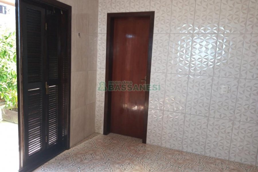 Casa com 412m², 7 dormitórios, 6 vagas, no bairro Jardim das Hortências em Caxias do Sul para Comprar