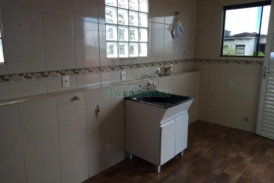 Casa com 412m², 7 dormitórios, 6 vagas, no bairro Jardim das Hortências em Caxias do Sul para Comprar
