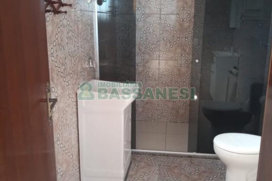 Casa com 412m², 7 dormitórios, 6 vagas, no bairro Jardim das Hortências em Caxias do Sul para Comprar