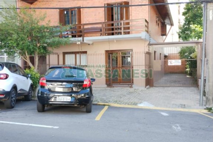 Casa com 120m², 3 dormitórios, 2 vagas, no bairro Centro em Caxias do Sul para Comprar