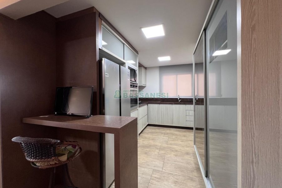 Apto Mobiliado com 101m², 3 dormitórios, 2 vagas, no bairro Universitário em Caxias do Sul para Alugar