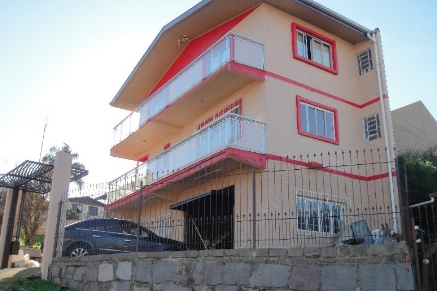 Casa com 294m², 4 dormitórios, 5 vagas, no bairro Pioneiro em Caxias do Sul para Comprar