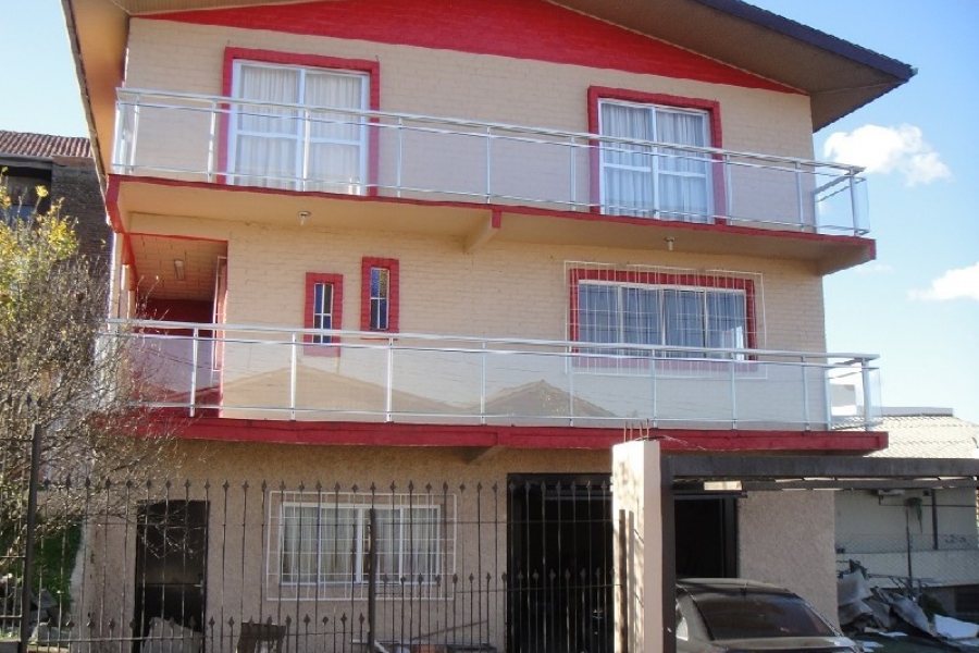 Casa com 294m², 4 dormitórios, 5 vagas, no bairro Pioneiro em Caxias do Sul para Comprar