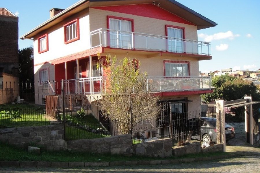 Casa com 294m², 4 dormitórios, 5 vagas, no bairro Pioneiro em Caxias do Sul para Comprar