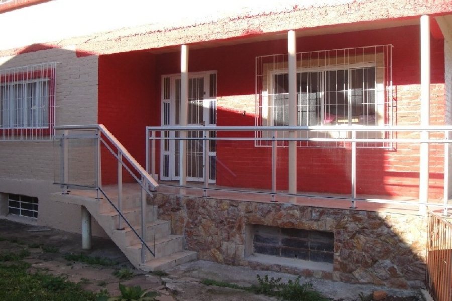 Casa com 294m², 4 dormitórios, 5 vagas, no bairro Pioneiro em Caxias do Sul para Comprar