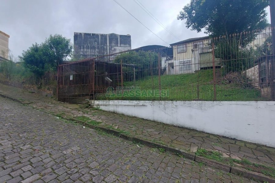 Casa com 166m², 2 dormitórios, 1 vaga, no bairro Rio Branco em Caxias do Sul para Comprar