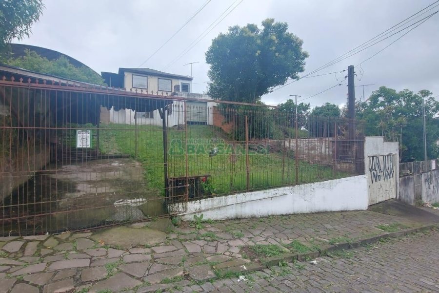 Casa com 166m², 2 dormitórios, 1 vaga, no bairro Rio Branco em Caxias do Sul para Comprar