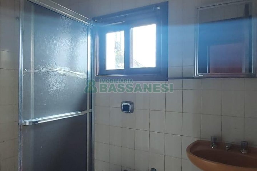 Casa com 166m², 2 dormitórios, 1 vaga, no bairro Rio Branco em Caxias do Sul para Comprar