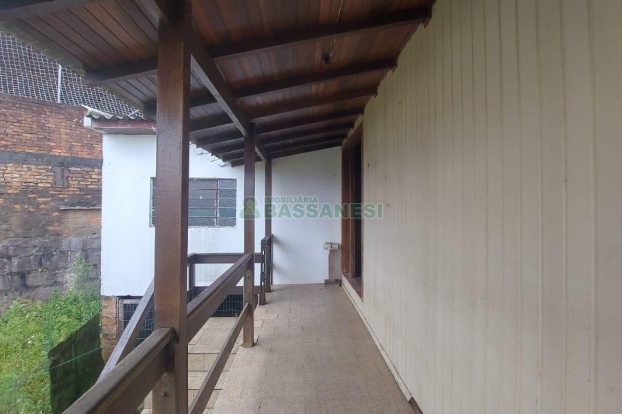 Casa com 166m², 2 dormitórios, 1 vaga, no bairro Rio Branco em Caxias do Sul para Comprar