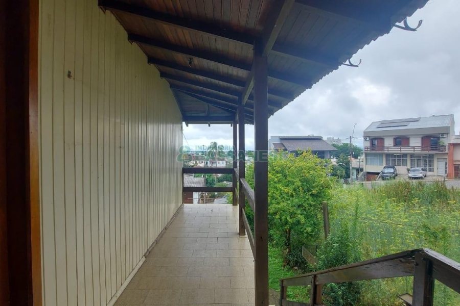 Casa com 166m², 2 dormitórios, 1 vaga, no bairro Rio Branco em Caxias do Sul para Comprar