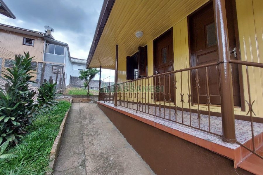 Casa com 60m², 3 dormitórios, 1 vaga, no bairro Petrópolis em Caxias do Sul para Alugar