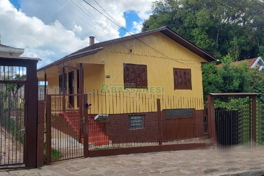 Casa com 60m², 3 dormitórios, 1 vaga, no bairro Petrópolis em Caxias do Sul para Alugar