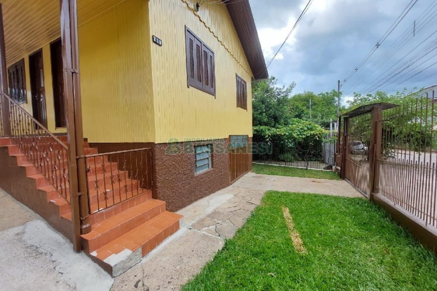 Casa com 60m², 3 dormitórios, 1 vaga, no bairro Petrópolis em Caxias do Sul para Alugar
