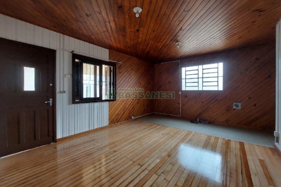 Casa com 60m², 3 dormitórios, 1 vaga, no bairro Petrópolis em Caxias do Sul para Alugar