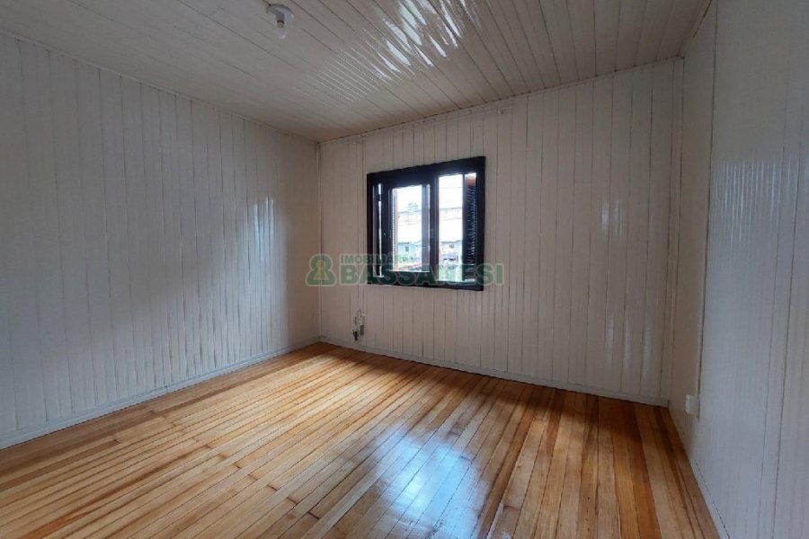 Casa com 60m², 3 dormitórios, 1 vaga, no bairro Petrópolis em Caxias do Sul para Alugar