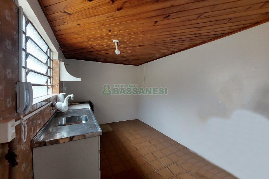 Casa com 60m², 3 dormitórios, 1 vaga, no bairro Petrópolis em Caxias do Sul para Alugar