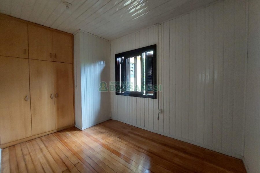 Casa com 60m², 3 dormitórios, 1 vaga, no bairro Petrópolis em Caxias do Sul para Alugar