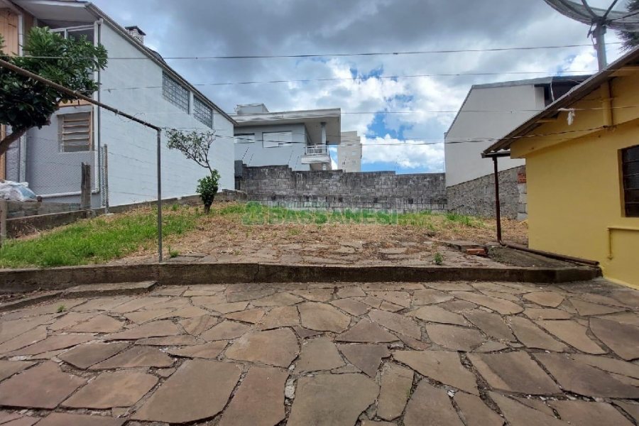 Casa com 60m², 3 dormitórios, 1 vaga, no bairro Petrópolis em Caxias do Sul para Alugar