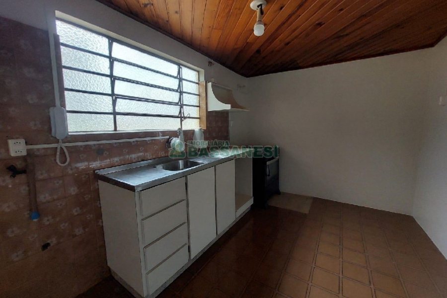 Casa com 60m², 3 dormitórios, 1 vaga, no bairro Petrópolis em Caxias do Sul para Alugar