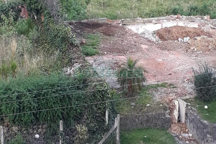 Terreno, 3 dormitórios, 2 vagas, no bairro Madureira em Caxias do Sul para Comprar