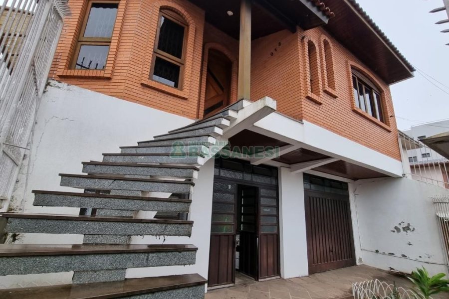Casa com 184m², 3 dormitórios, 2 vagas, no bairro Panazzolo em Caxias do Sul para Comprar