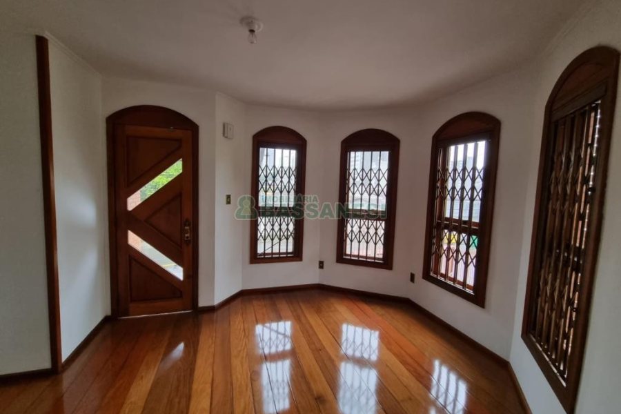 Casa com 184m², 3 dormitórios, 2 vagas, no bairro Panazzolo em Caxias do Sul para Comprar