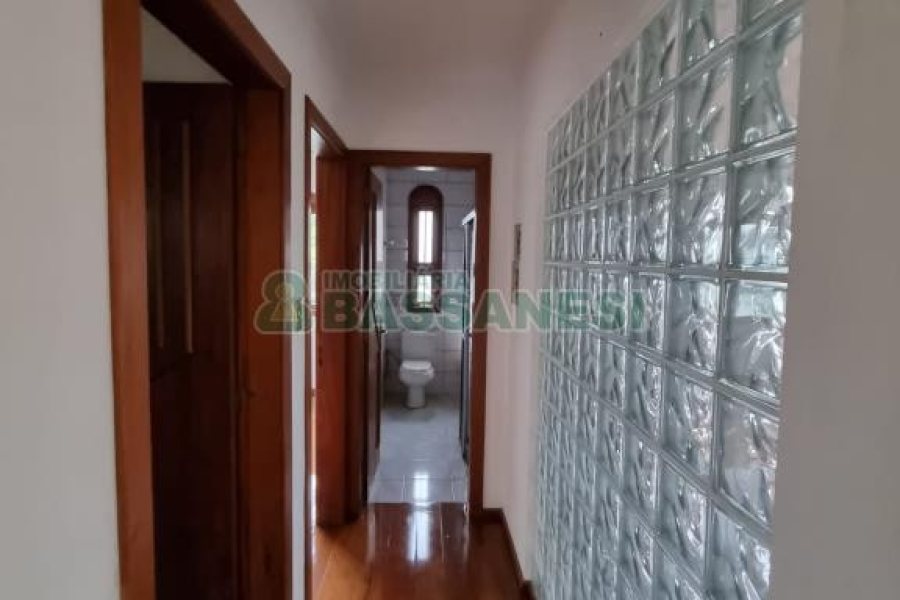 Casa com 184m², 3 dormitórios, 2 vagas, no bairro Panazzolo em Caxias do Sul para Comprar