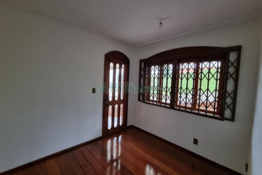 Casa com 184m², 3 dormitórios, 2 vagas, no bairro Panazzolo em Caxias do Sul para Comprar