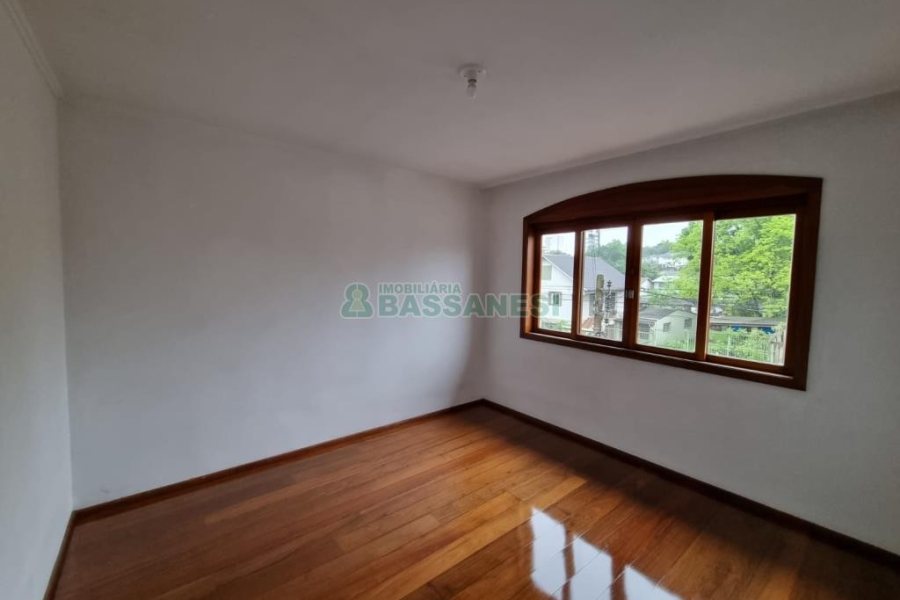 Casa com 184m², 3 dormitórios, 2 vagas, no bairro Panazzolo em Caxias do Sul para Comprar