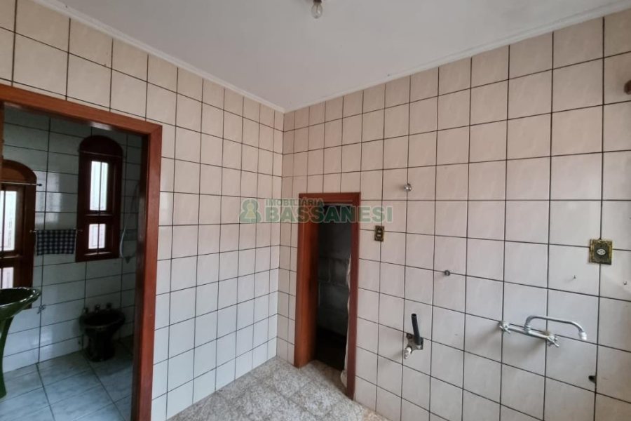 Casa com 184m², 3 dormitórios, 2 vagas, no bairro Panazzolo em Caxias do Sul para Comprar