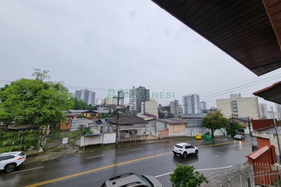 Casa com 184m², 3 dormitórios, 2 vagas, no bairro Panazzolo em Caxias do Sul para Comprar