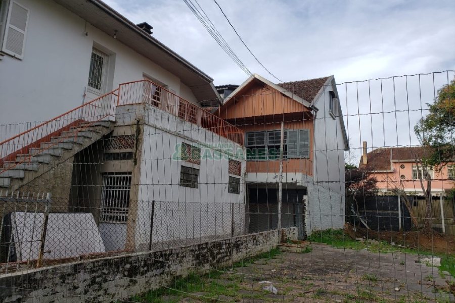 Casa com 100m², 3 dormitórios, 3 vagas, no bairro Centro em Caxias do Sul para Comprar