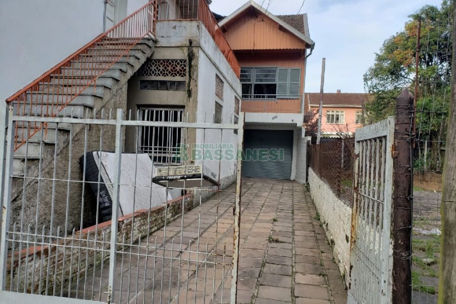 Casa com 100m², 3 dormitórios, 3 vagas, no bairro Centro em Caxias do Sul para Comprar