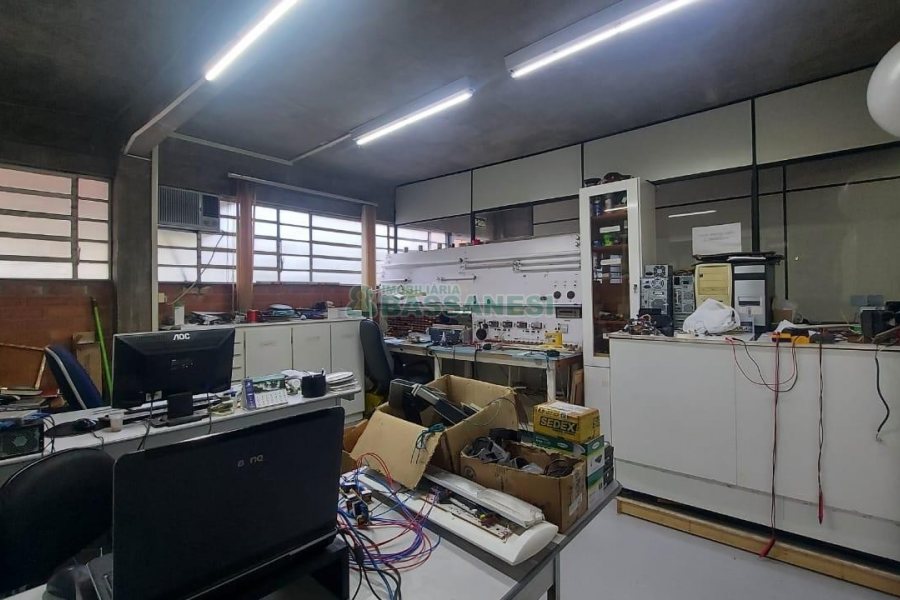 Pavilhão com 985m², no bairro Floresta em Caxias do Sul para Alugar