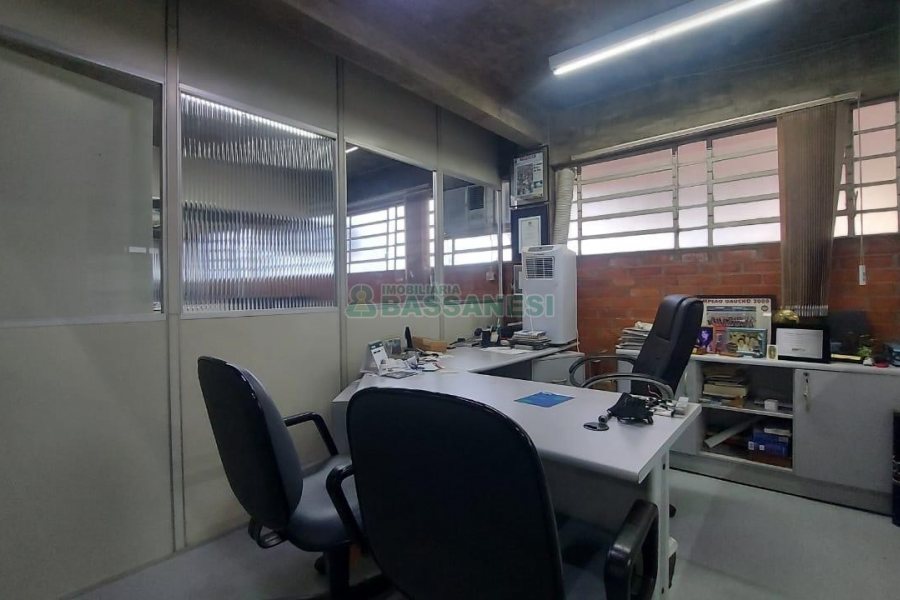 Pavilhão com 985m², no bairro Floresta em Caxias do Sul para Alugar