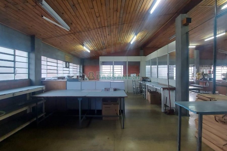 Pavilhão com 985m², no bairro Floresta em Caxias do Sul para Alugar