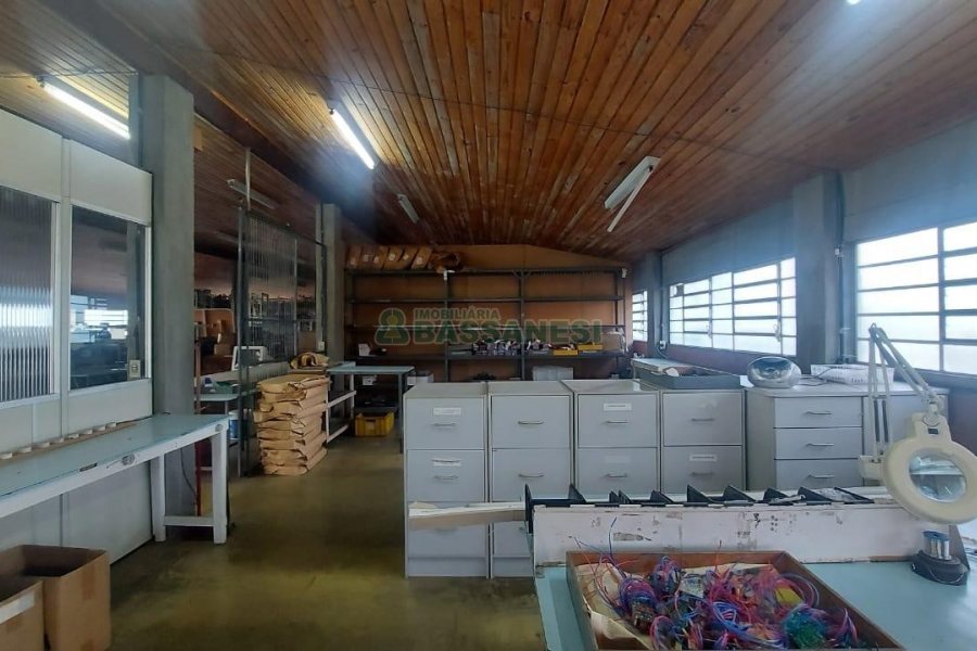 Pavilhão com 985m², no bairro Floresta em Caxias do Sul para Alugar