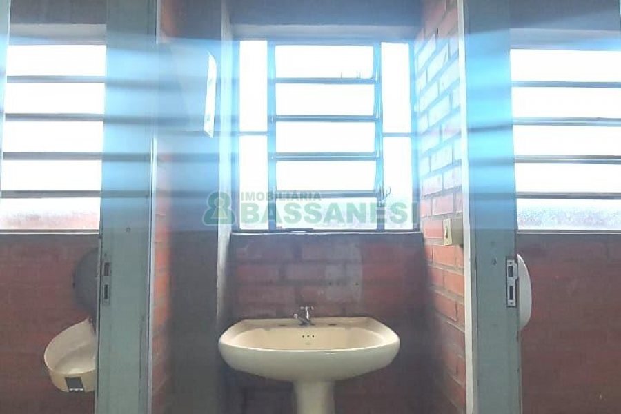 Pavilhão com 985m², no bairro Floresta em Caxias do Sul para Alugar