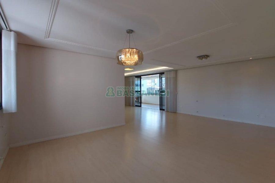 Apto Mobiliado com 187m², 3 dormitórios, 3 vagas, no bairro Lourdes em Caxias do Sul para Comprar